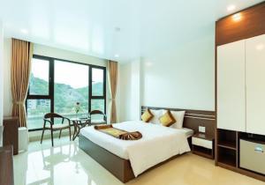 吉婆岛Tung Quang Hotel的一间带大床的卧室和一间餐厅