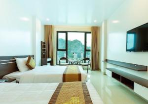 吉婆岛Tung Quang Hotel的配有一张床和一台平面电视的酒店客房