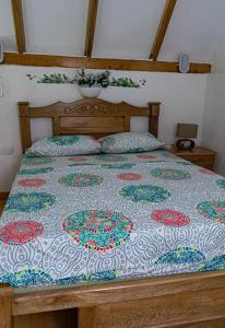 巴鲁岛Hermosa Cabaña en Isla Tierra Bomba.的卧室里床上床有被子