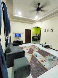 哥打巴鲁Raihan Homestay Kubang Kerian, Free Wifi的带沙发和电视的客厅
