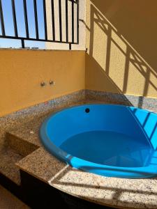 卡达斯诺瓦斯Golden Dolphin Grand Hotel via Germano的蓝色浴缸位于柜台上