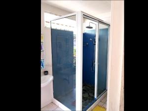 MaharepaMOOREA - Fare Nihei的浴室里设有玻璃门淋浴