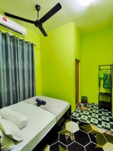 哥打巴鲁Raihan Homestay Kubang Kerian, Free Wifi的绿色的客房配有床和吊扇