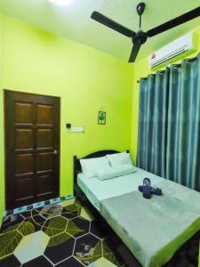 哥打巴鲁Raihan Homestay Kubang Kerian, Free Wifi的一间卧室配有一张床和吊扇