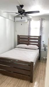 罗索Travellers Villa的一间卧室配有一张带吊扇的床