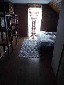 莫伊塞CASA R&D的一间卧室配有床,窗户铺有地毯。