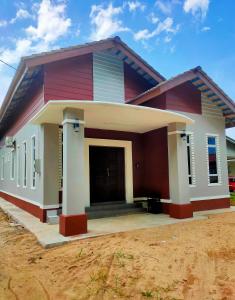 哥打巴鲁Raihan Homestay Kubang Kerian, Free Wifi的一座红色屋顶的大房子