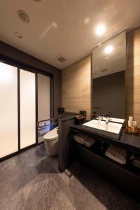 敦贺市Hotel Granbinario Tsuruga的一间带水槽和卫生间的浴室