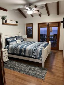 阿瓦隆Hamilton Cove Panoramic Ocean View Condo #2/32的一间卧室配有一张床和吊扇