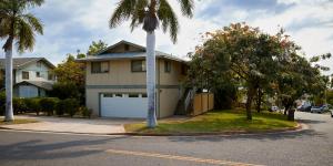 维雷亚South Maui 1 BR Guest Suite - Kamaole Beach Area的街道前有棕榈树的房子