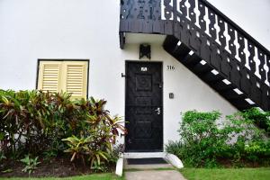 布里奇敦316 Moonshine的白色的房子,有黑色的门和楼梯