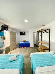 布卡拉曼加Hotel Anauco的酒店客房配有两张床和一张书桌