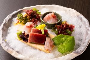 伊东料理の宿　伊豆の花的桌上一盘带鱼和蔬菜的食物