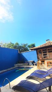 布希奥斯Pousada Beluga的拥有蓝色墙壁的游泳池的度假酒店
