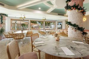 麦凯海洋国际酒店的一间带大桌子和椅子的用餐室