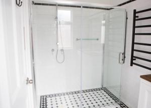 马奇The Bower Mudgee的浴室里设有玻璃门淋浴