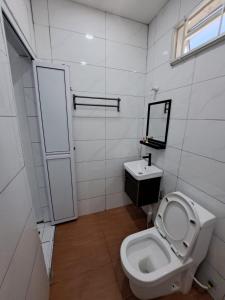 麻坡Esah Best INN的一间带卫生间和水槽的浴室