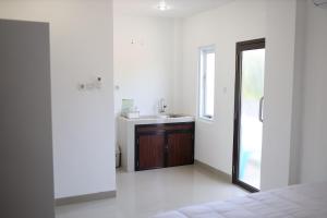 MarosUrbanview Hotel Eropa Maros Near Sultan Hasanuddin Airport的白色的浴室设有水槽和镜子