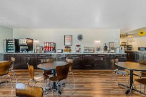 米苏拉米苏拉艾柯诺酒店的一间带2张桌子和椅子以及柜台的餐厅
