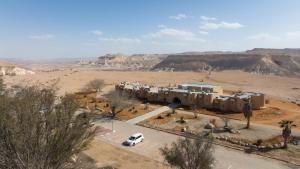 斯代博克Shermans Hotel的沙漠中建筑物的空中景观