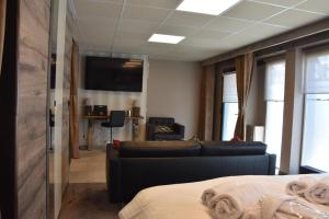 马尔梅迪Flat 40 by Malmedreams的客房设有床、沙发和电视。