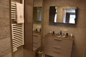 马尔梅迪Flat 40 by Malmedreams的一间带水槽和镜子的浴室