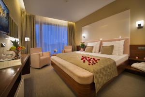 伏尔塔瓦河畔赫卢博卡迪亚曼特疗养酒店的酒店客房设有一张红色玫瑰花大床