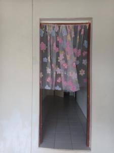 维拉港Bluepango Guest House的门上挂着鲜花的窗帘