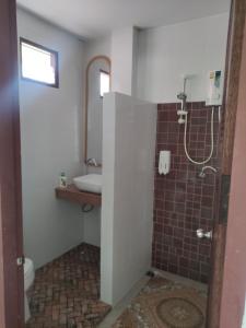 Ban Mo NaeLuana Villas的带淋浴和盥洗盆的浴室