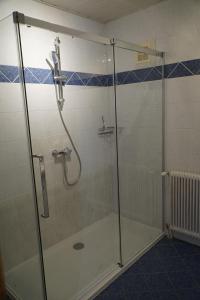 法克湖奥塔度假宾馆的浴室里设有玻璃门淋浴