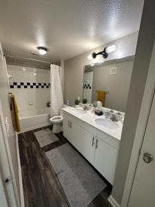 普莱诺Charming 1,100 sq ft apartment near to The Shops at Legacy的浴室设有2个水槽、卫生间和镜子。