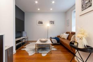 悉尼Eggie's Nest - Luxury City Apartment的客厅配有沙发和桌子
