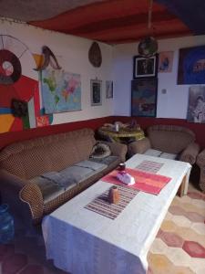 米勒福特Kasba de l'artiste的客厅配有桌子和沙发