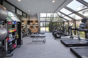 诺沃克Courtyard by Marriott Norwalk的健身房拥有许多跑步机和机器