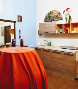 帕蒂Villa Chelia的厨房配有一张桌子,上面有红色的桌布