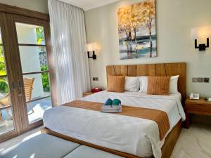 努沙杜瓦半岛湾度假酒店的一间卧室配有一张带鞋的大床