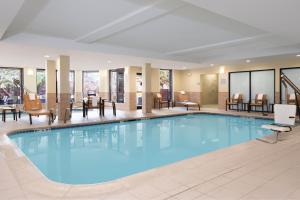 盐湖城盐湖城机场万怡酒店的酒店大堂的大型游泳池