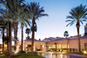 拉斯维加斯万怡酒店-拉斯维加斯会展中心的一座棕榈树建筑
