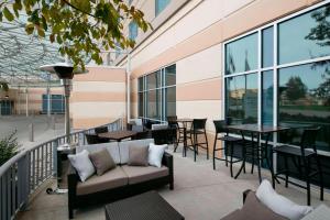 印第安纳波利斯印第安纳波利斯市区庭院酒店的阳台配有沙发、桌子和窗户。