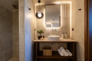 赫索尼索斯玛尔尼乡村酒店的一间带水槽和镜子的浴室
