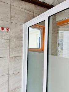 蓬塔杜索尔Casa BB&Djassi的石墙浴室内的滑动玻璃门