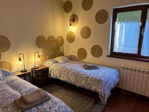 拉莫利纳Casa en la Molina的一间卧室设有两张床和窗户。