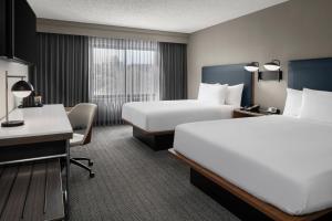 杰克逊维尔杰克逊维尔巴特勒大道万怡酒店的酒店客房配有两张床和一张书桌