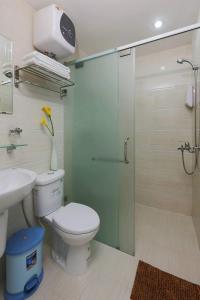 胡志明市Ailen Hotel的一间带卫生间和玻璃淋浴间的浴室