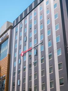 京都Travelodge Kyoto Shijo Kawaramachi的建筑的侧面有标志