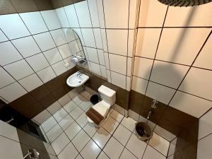 马尼拉Inn De Avenida, Makati的一间带卫生间和水槽的小浴室