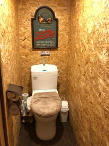 彦根市GUEST HOUSE NAGORIYA的石墙内带卫生间的小浴室