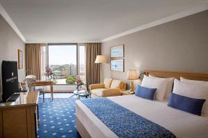 伊斯坦布尔伊斯坦布尔洲际酒店的酒店客房设有一张大床和一间客厅。