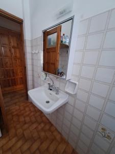 MárpissaCycladic House in Paros的白色的浴室设有水槽和镜子