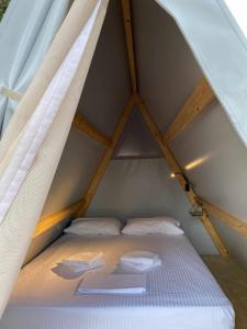 Spasméni VrísiNirikos Camping的小型客房中间的一张床